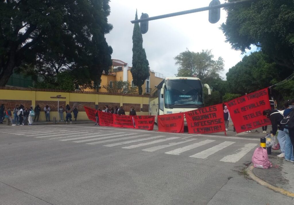 Tensión en Puebla tras bloqueo de normalistas y acusación de infiltrados por quema de vehículos normalistas denuncian falta de dialogo y bloquean bulevar en puebla