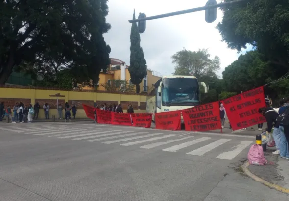 normalistas denuncian falta de dialogo y bloquean bulevar en puebla 590x412 jpeg