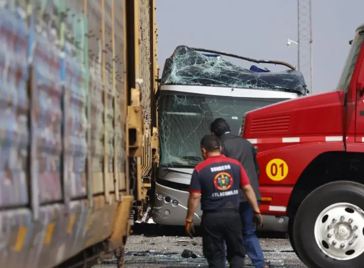 tren embiste autobus en carretera atlacomulcomaravatio y deja 9 muertos y 41 heridos accb8134 3ebc 4b4b 8944 05b994babe32 media 1