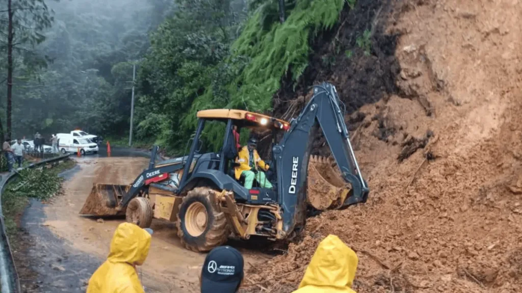 SICT restablece paso en comunidades de municipios del norte de Veracruz ABREN CARRETERAS