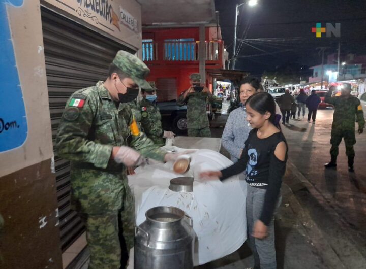 Brinda Ejército Mexicano alimentos calientes a personas de Poza Rica ALIMENTOS CALIENTES