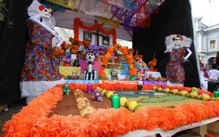 Preparan muestra de altares por Día de Muertos en parque 21 de Mayo ALTARES 21 ABRIL