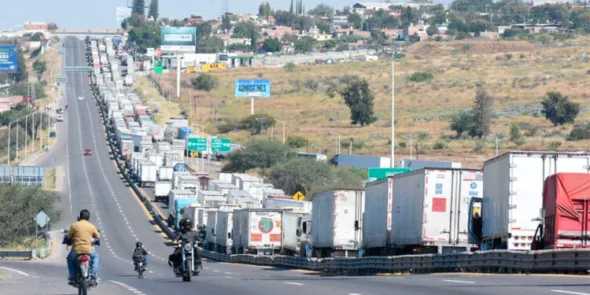 Mantienen 12 bloqueos en vías y casetas productores de maíz de 5 estados BLOQUEOS DE CINCO ESTADOS 590x295 jpg