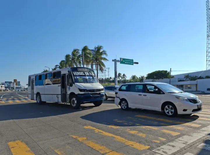 Fuerte choque entre camión urbano y un vehículo particular en Boca CHOQUE EN BOCA DEL RIO