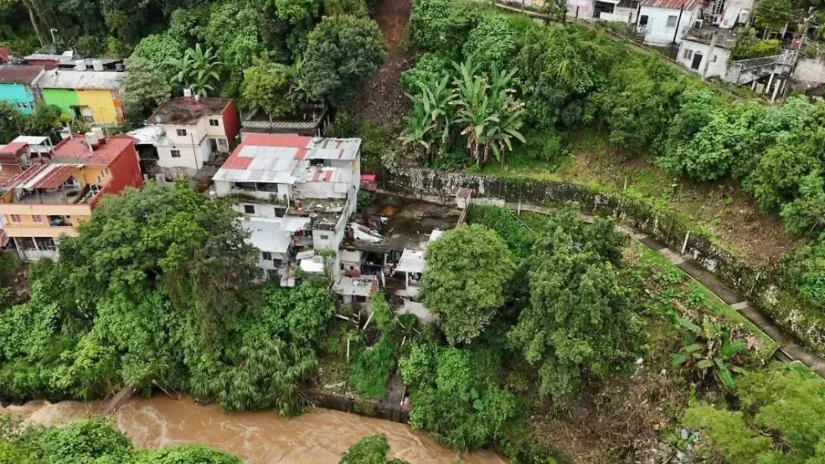 Evacúan a vecinos de la colonia El Mirador en Córdoba por riesgo de deslave CORDOBA2