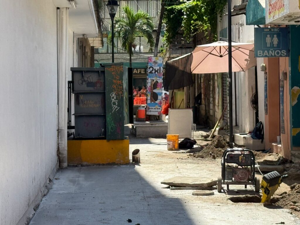 Corto circuito en obras del Centro Histórico deja sin luz a varios negocios en Veracruz CORTO CIRCUITO