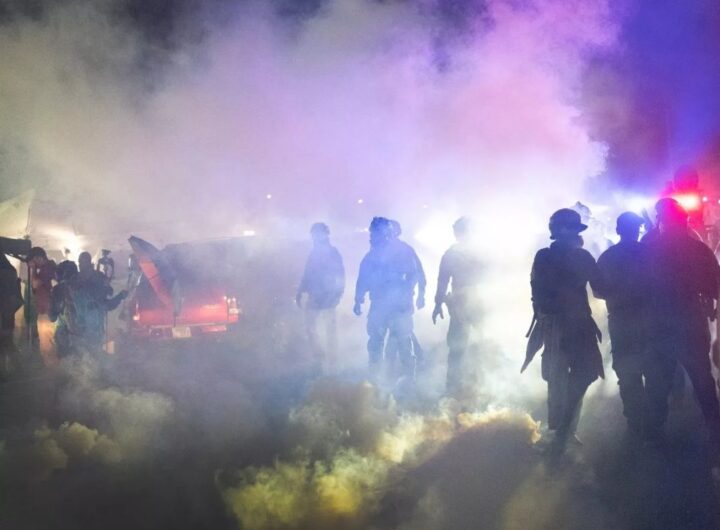 Agentes de ICE disparan gases lacrimógenos en desfile infantil de 'Halloween' Caos en Chicago agentes de ICE lanzan gas en desfile infantil