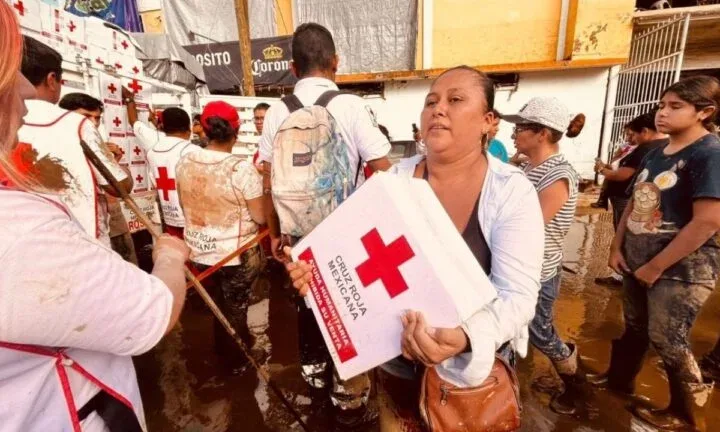 Llega a Poza Rica la Cruz Roja para entrega de ayuda a damnificados Cruz Roja entrega ayuda tras inundaciones en Poza Rica 768x432 1