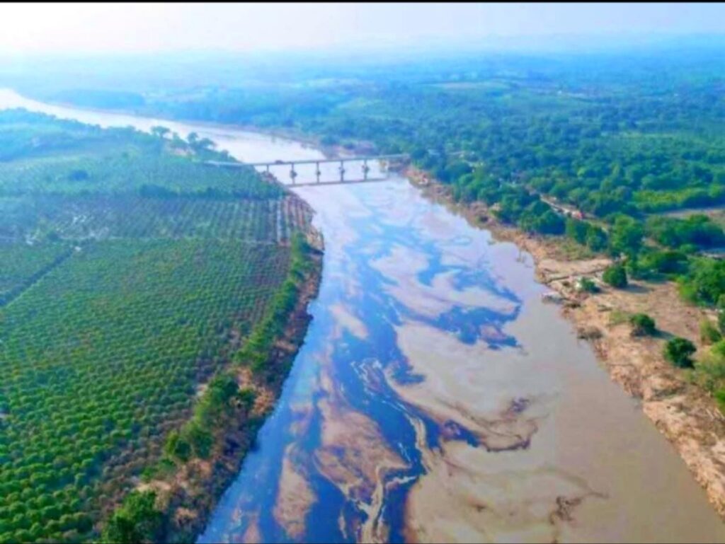 Derrame petróleo, dentro de un río del municipio del Álamo, en Veracruz DERRAME DE PETROLEO