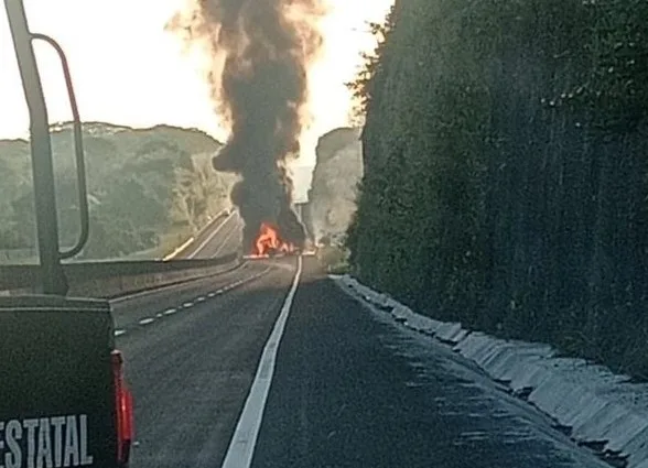 Se incendia pipa con diésel en la autopista Xalapa-Veracruz INCENDIO 2 jpg