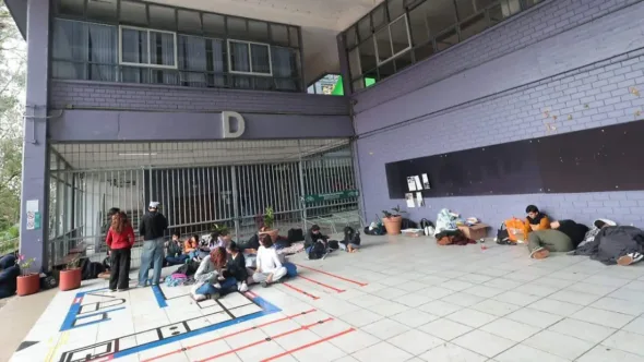 Inicia paro estudiantil total y toman instalaciones de la Facultad de Teatro UV en Xalapa PARO ESTUDIANTIL