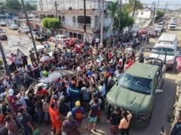 Emite reporte Presidencia de avances en estados afectados por lluvias Presidenta de México, Claudia Sheinbaum durante su visita a Poza Rica, Veracruz
