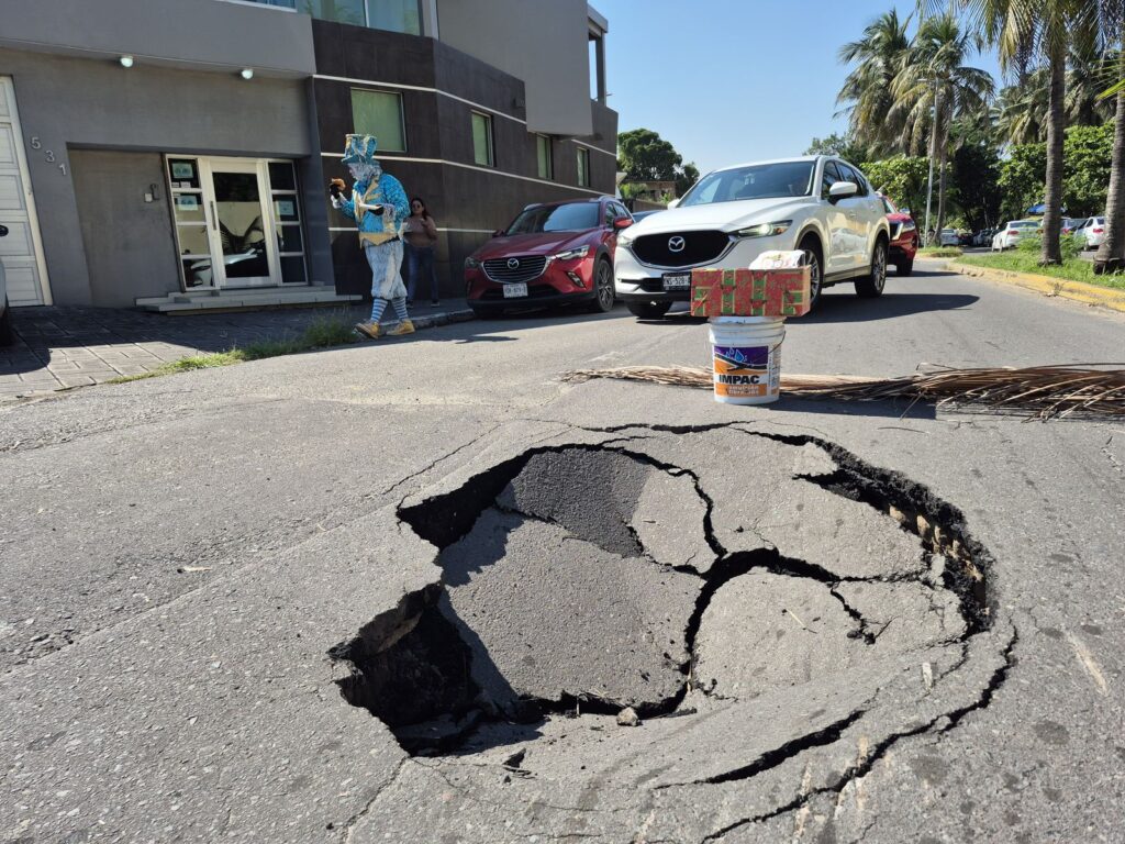 Taxista resulta afectado con socavón en Allende Norte SOCAVON 1