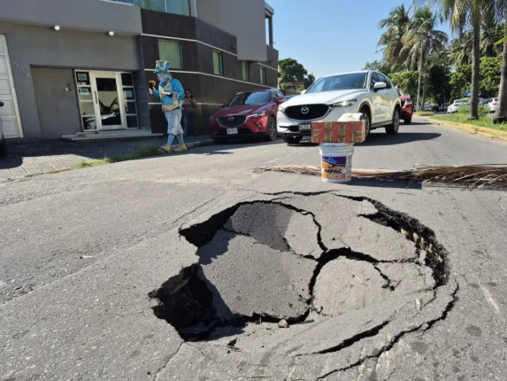 Taxista resulta afectado con socavón en Allende Norte SOCAVON 1 573x430 jpg