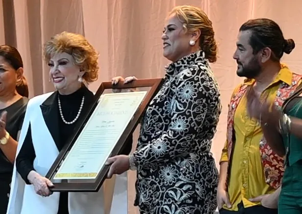 Con homenaje en Alvarado, la primera actriz Norma Lazareno es profeta en su tierra WhatsApp Image 2025 10 17 at 10.29.02 PM jpeg