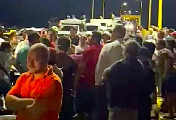 ciudadanos bloquean puente de alvarado2 590x404 jpg