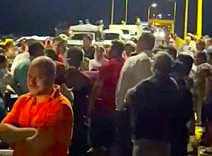 ciudadanos bloquean puente de alvarado2