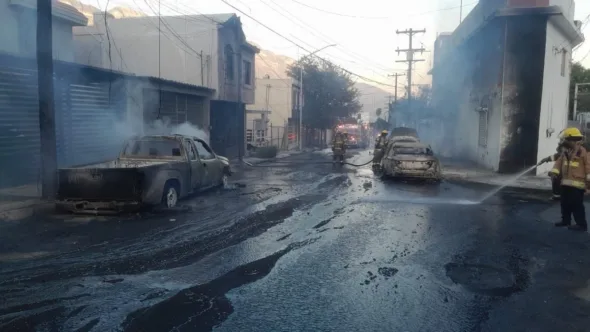 incendio en un taller en santa catarina nl se extiende a casas y vehiculos