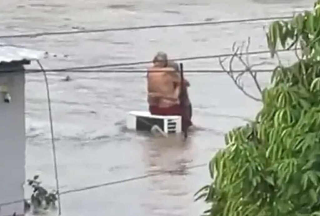 Muere "Doña Elo" anciana que abrazaba a su pareja ante las inundaciones en Poza Rica mueredonaelo