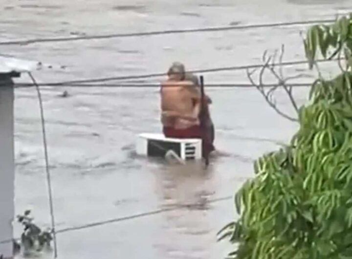 Doña Elo anciana que abrazaba a su pareja ante las inundaciones en Poza Rica fallece mueredonaelo