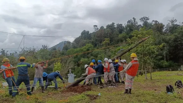 Restablece CFE suministro de energía tras daños por lluvias restablecen luz