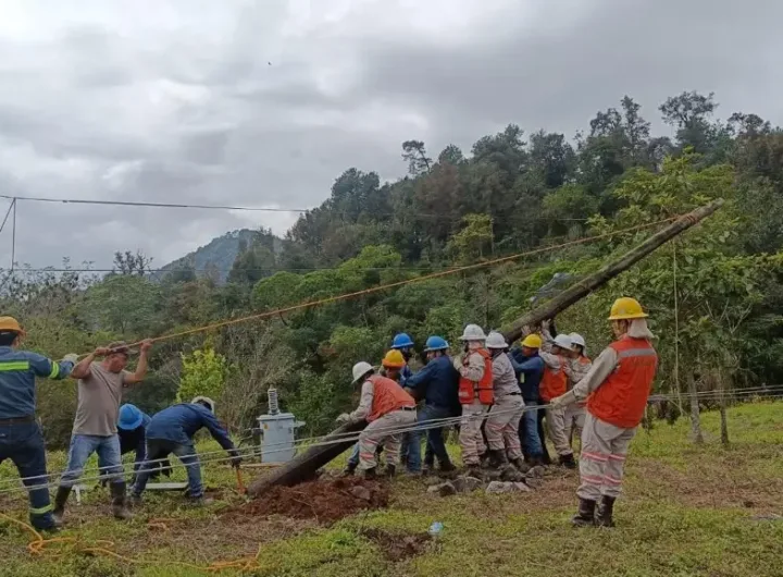 Restablece CFE suministro de energía tras daños por lluvias restablecen luz