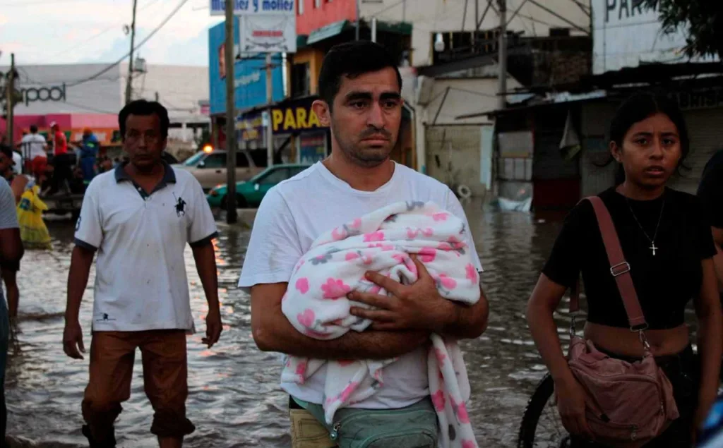 Habitantes de Poza Rica, Veracruz piden comida, ropa y medicamentos v6YLb8GBJx