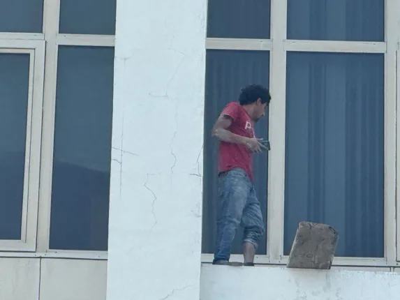 1hombre escala torre de pemex