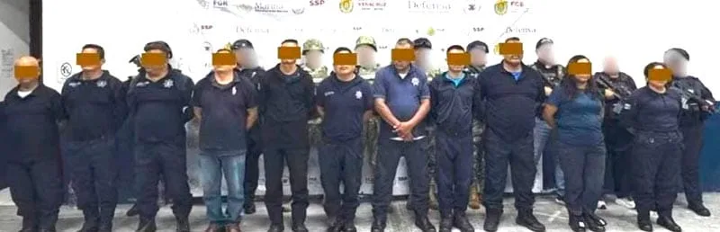 8HUNDEN A LOS 11 POLICI AS DE ATOYAC POR TRES DE1 jpg