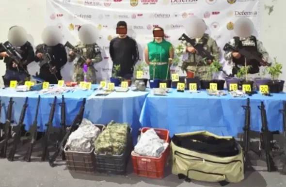 Cateo en Ixtaczoquitlan revela presunto narcolaboratorio. Detienen a dos personas con cristal marihuana basculas y hasta maquina selladora