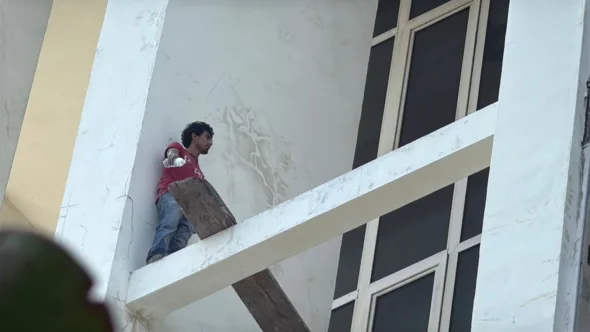 hombre escala torre de pemex 590x332 jpeg