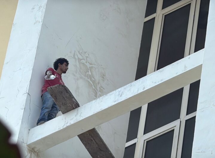 hombre escala torre de pemex