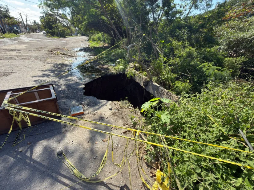 Socavón crece en Lomas de Río Medio III y vecinos piden atención urgente Imagen de WhatsApp 2025 12 12 a las 21.13.59 c4c9866d