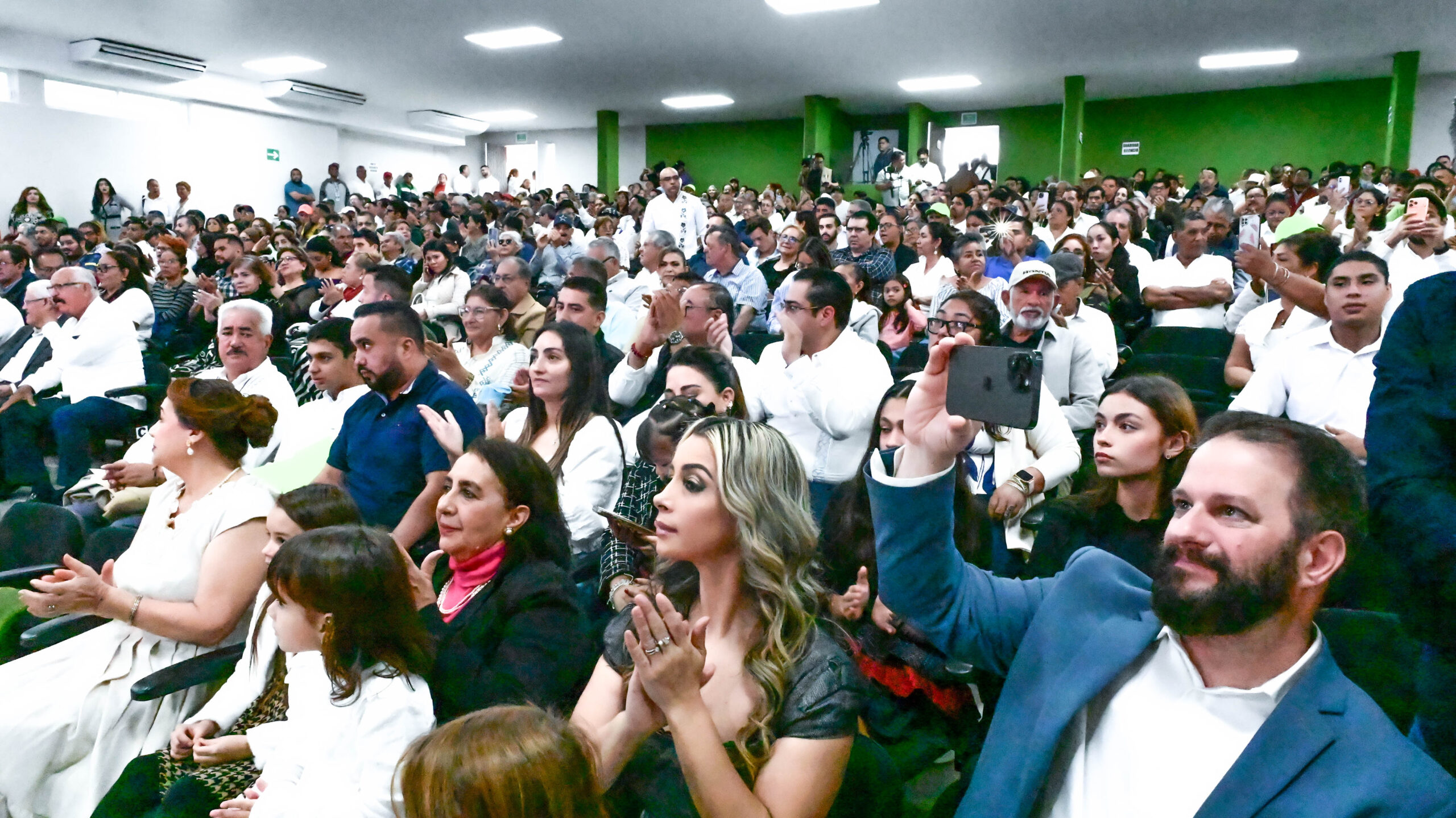 Rinde protesta Beto Cobos como alcalde de Alvarado; promete gobierno de territorio con voz para el pueblo LES 13621 scaled