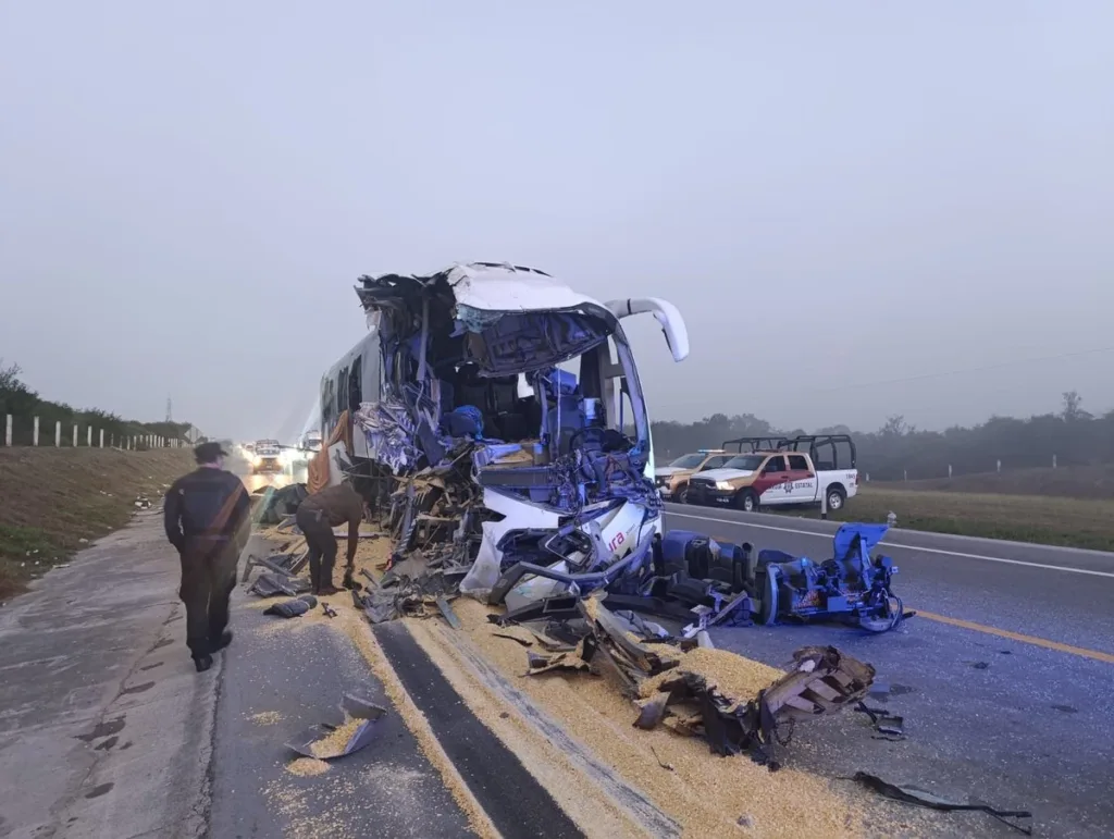 choque de autobus y trailer deja dos muertos y 36 lesionados en guemez 8f06219e e569 4093 8e2d fd477e54148f medialjnimgndimagefullsize