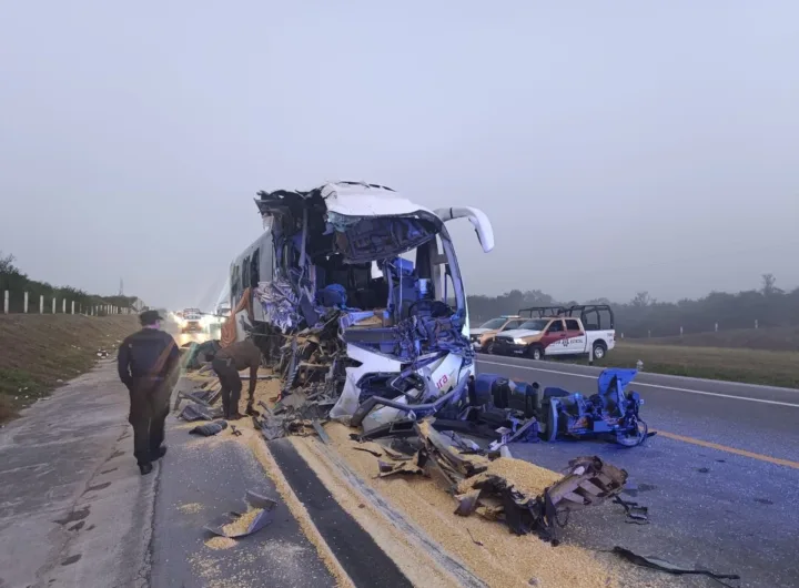 choque de autobus y trailer deja dos muertos y 36 lesionados en guemez 8f06219e e569 4093 8e2d fd477e54148f medialjnimgndimagefullsize