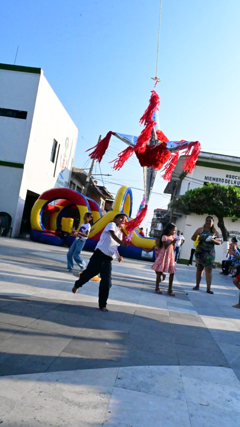 Ayuntamiento de Alvarado y DIF Municipal celebran el Día de Reyes con la niñez alvaradeña WhatsApp Image 2026 01 06 at 10.41.28 PM