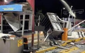 TRAILERO CHOCA CON CASETA