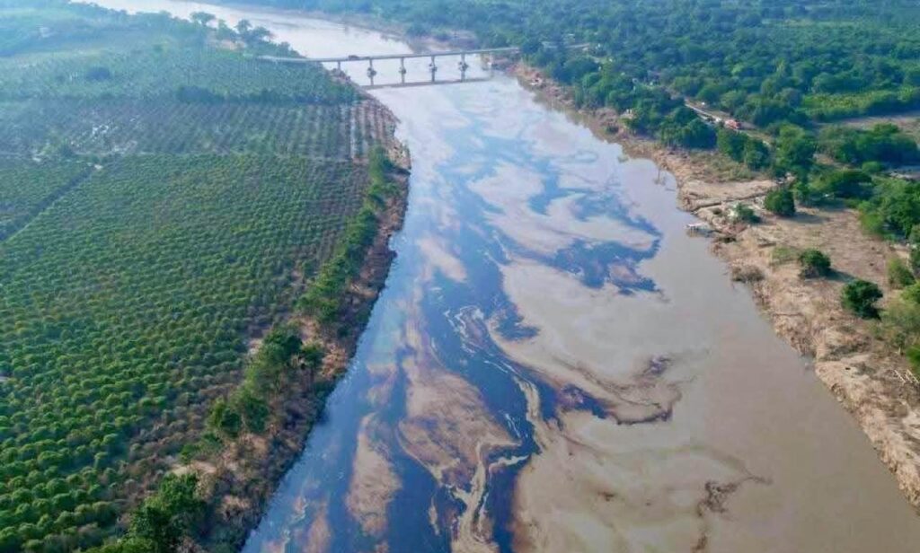 rio se contaminan por un derrame de petroleo en Veracruz