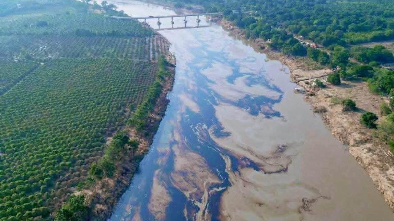 rio se contaminan por un derrame de petroleo en Veracruz