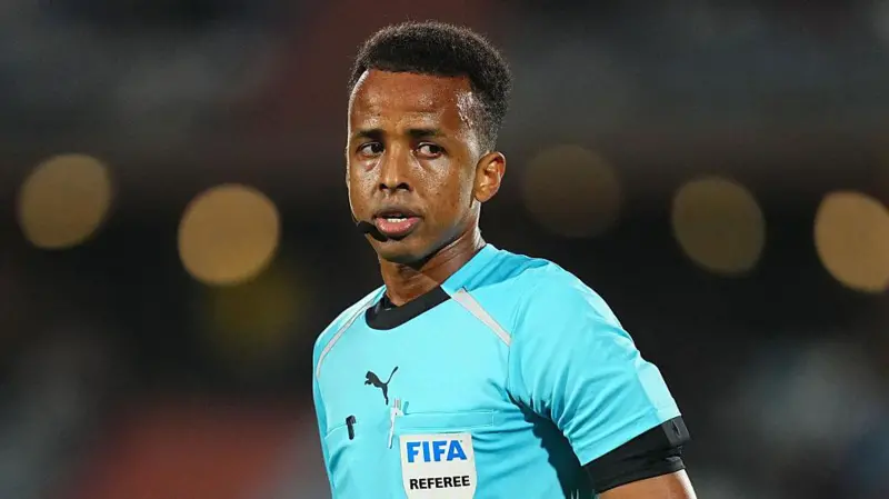 Omar Artan ha sido árbitro oficial de la FIFA desde 2018.